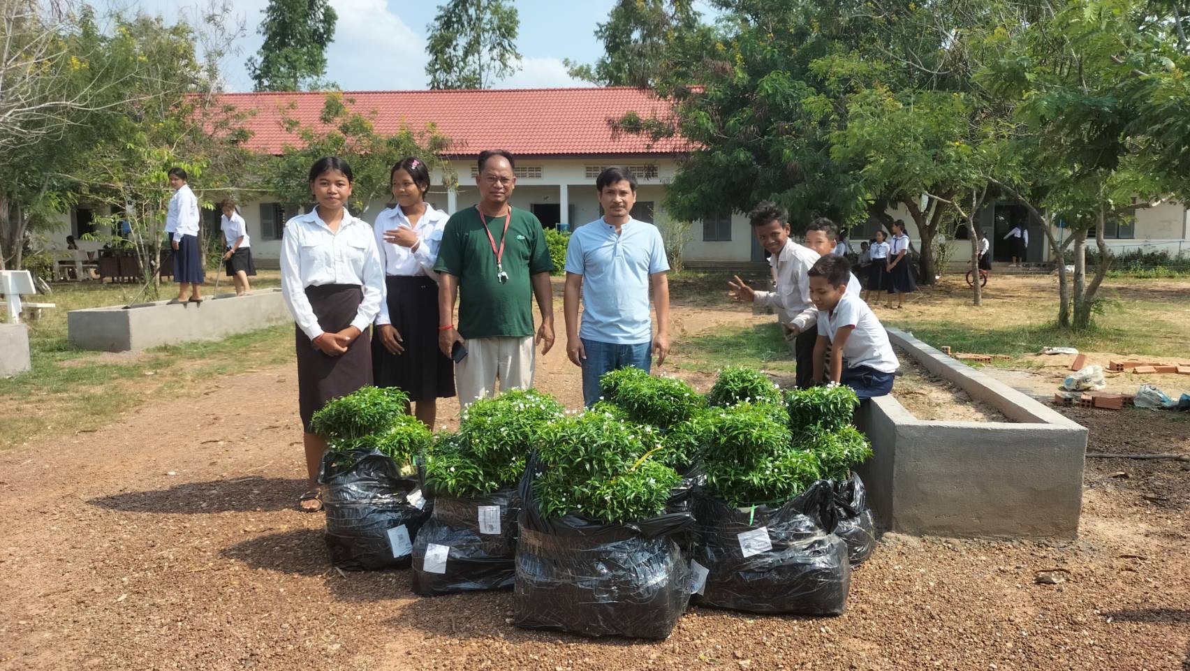 学校植樹の記念撮影
