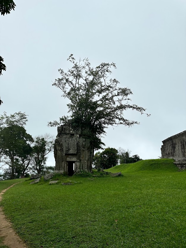 被弾前の第三楼門燈篭（2024年8月）