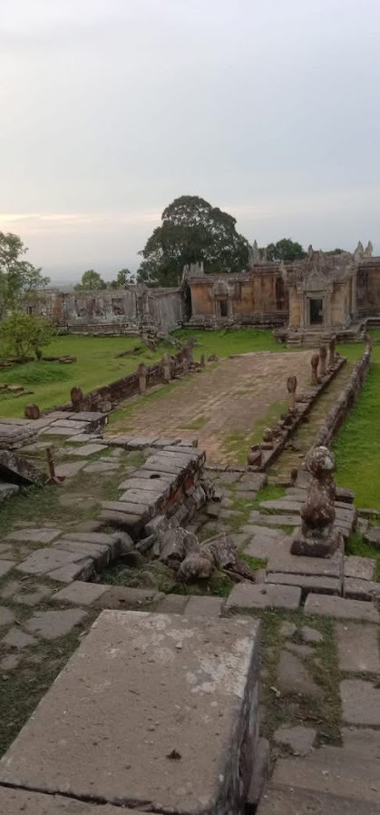 被弾により破壊された参道