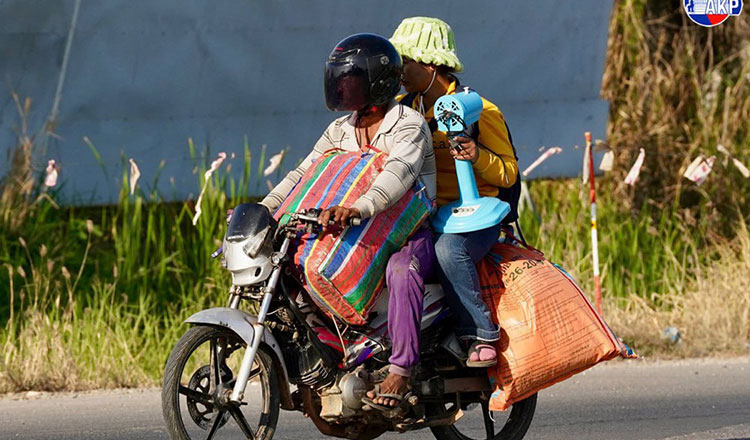 帰還する避難民